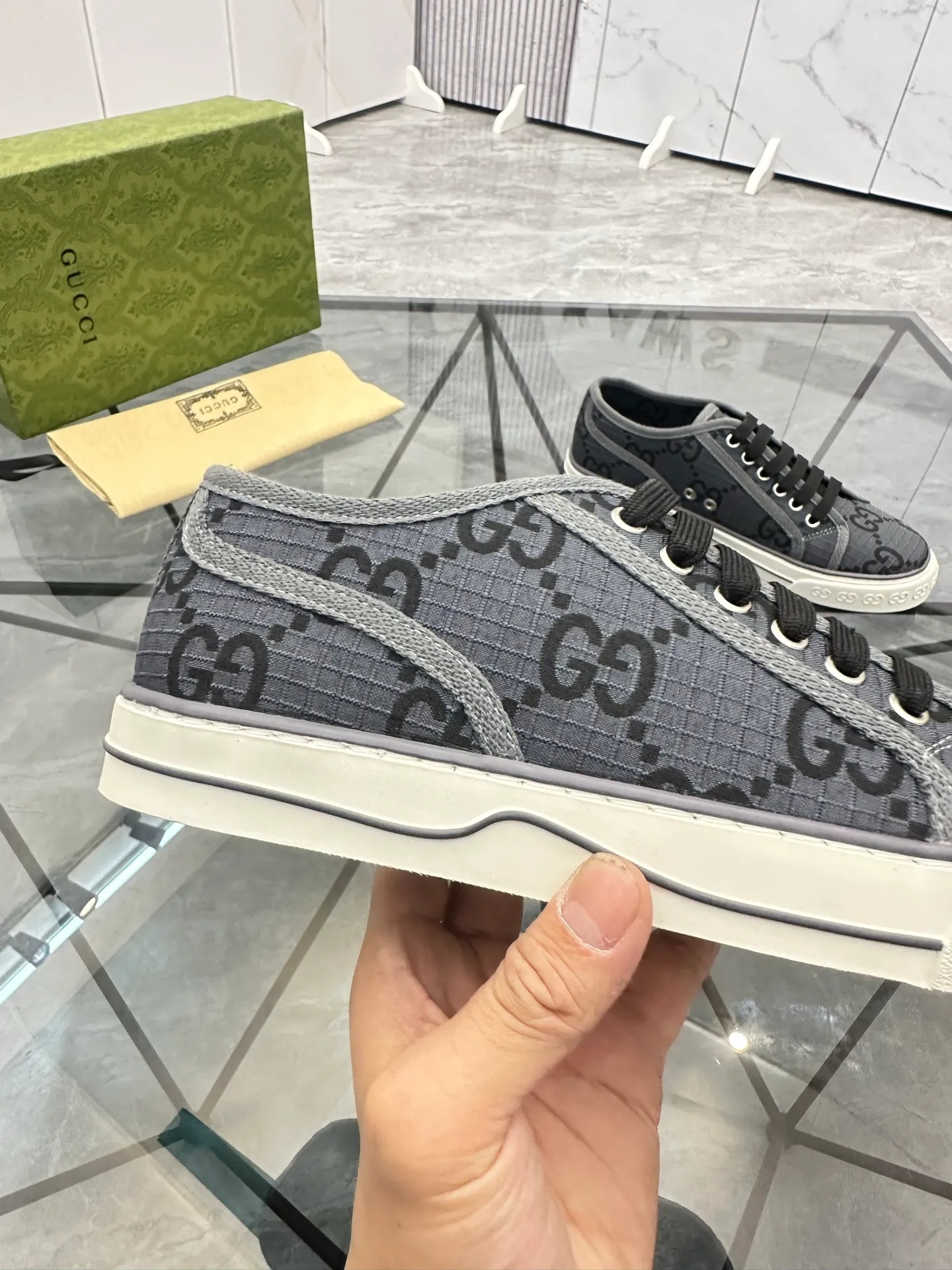 Men's shoes: 💰P360¥ Product trademark: Gucci* "Gucci*" low-cut casual shoes Regular size: 38-44 (can be customized to 45.46.) Product materials: Original material from the upper counter, breathable lining, original outsole. Number: 661